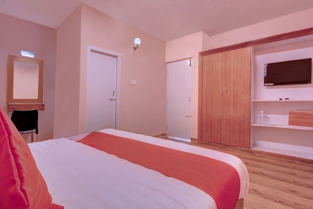 OYO 28833 Joe Grande Deluxe Double or Twin Room, 1 King Bed