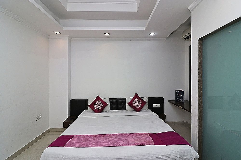 OYO 8349 Hotel Crown Palace Double or Twin Room 2