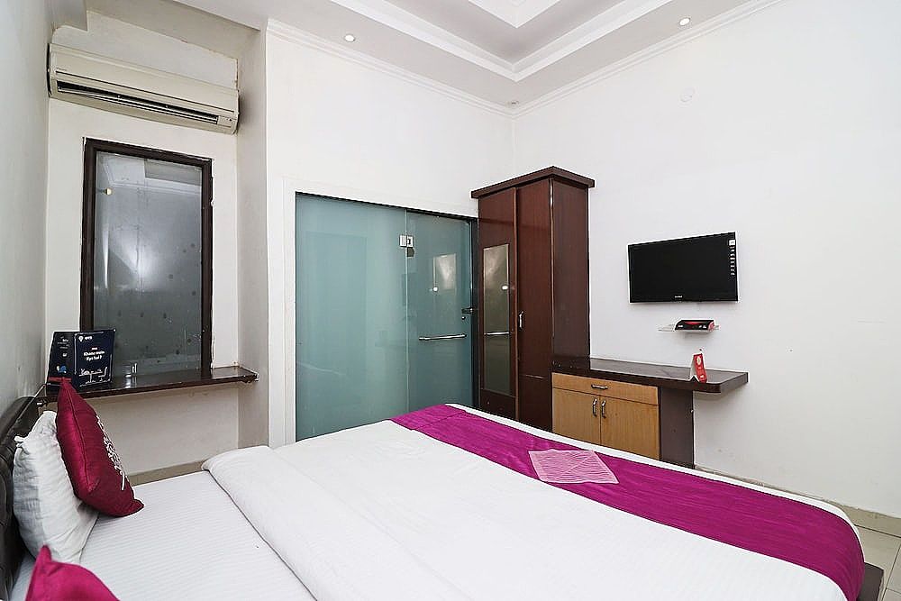 OYO 8349 Hotel Crown Palace Double or Twin Room 17