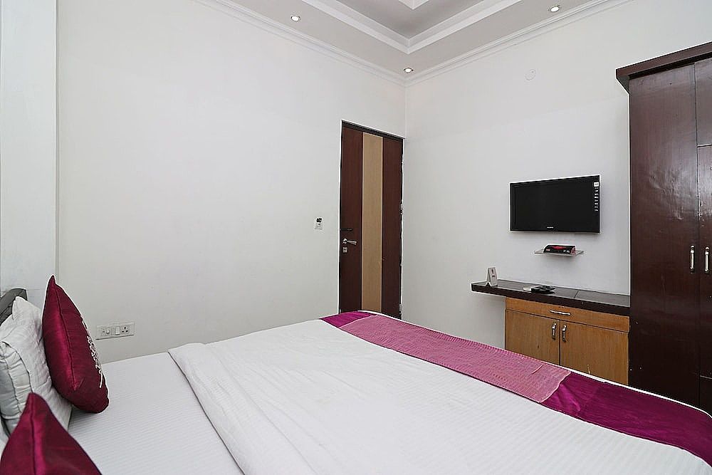 OYO 8349 Hotel Crown Palace Double or Twin Room 4