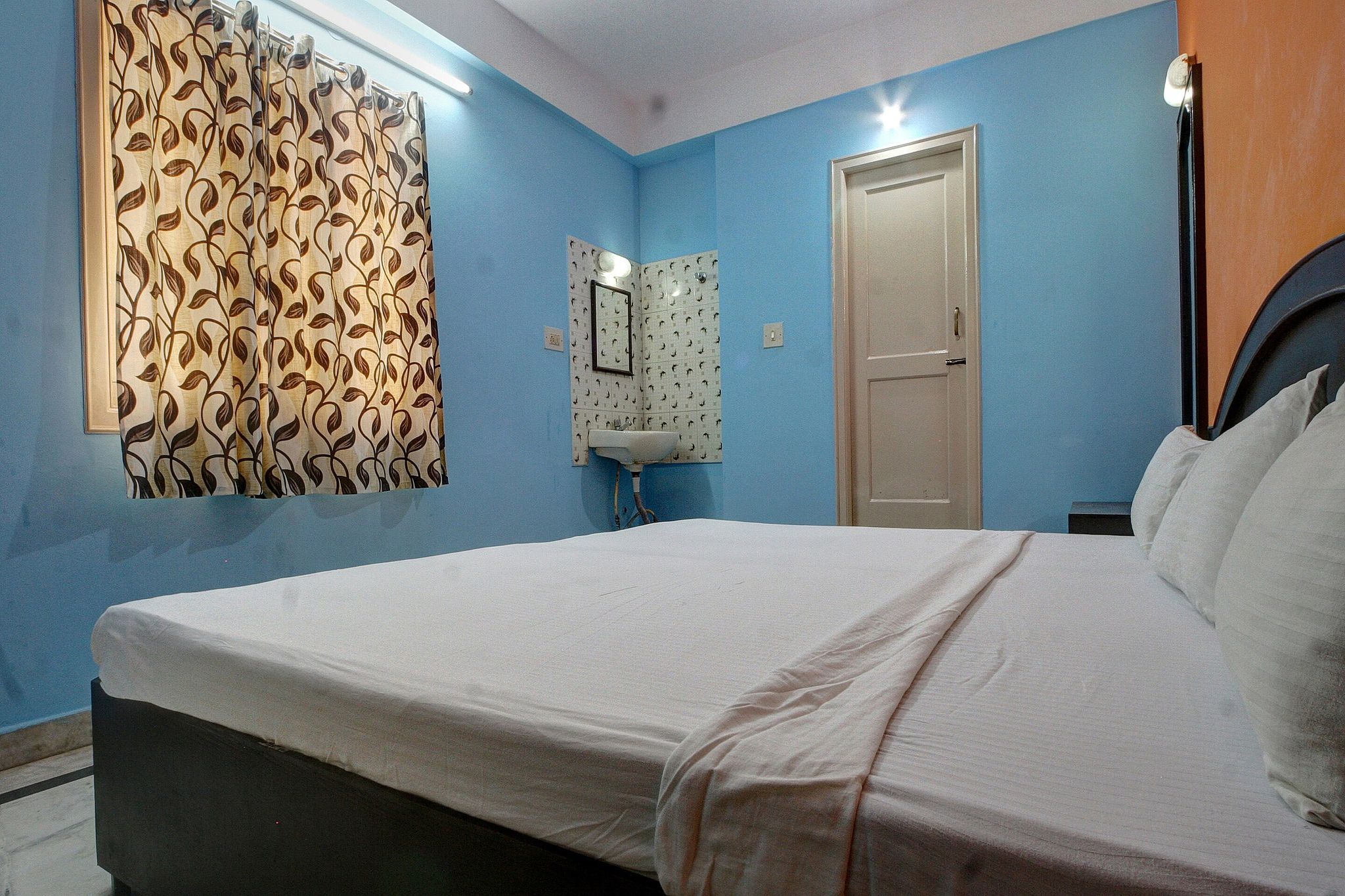 SPOT ON Radha Krishna Deluxe Lodge Near Cubbon Park Classic