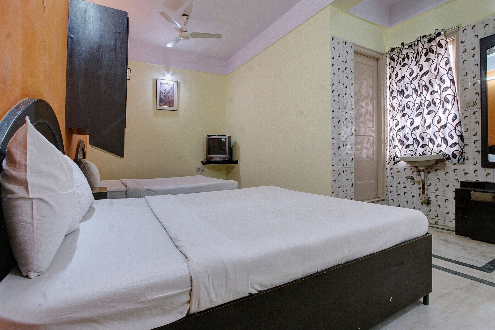 SPOT ON Radha Krishna Deluxe Lodge Near Cubbon Park Classic 6