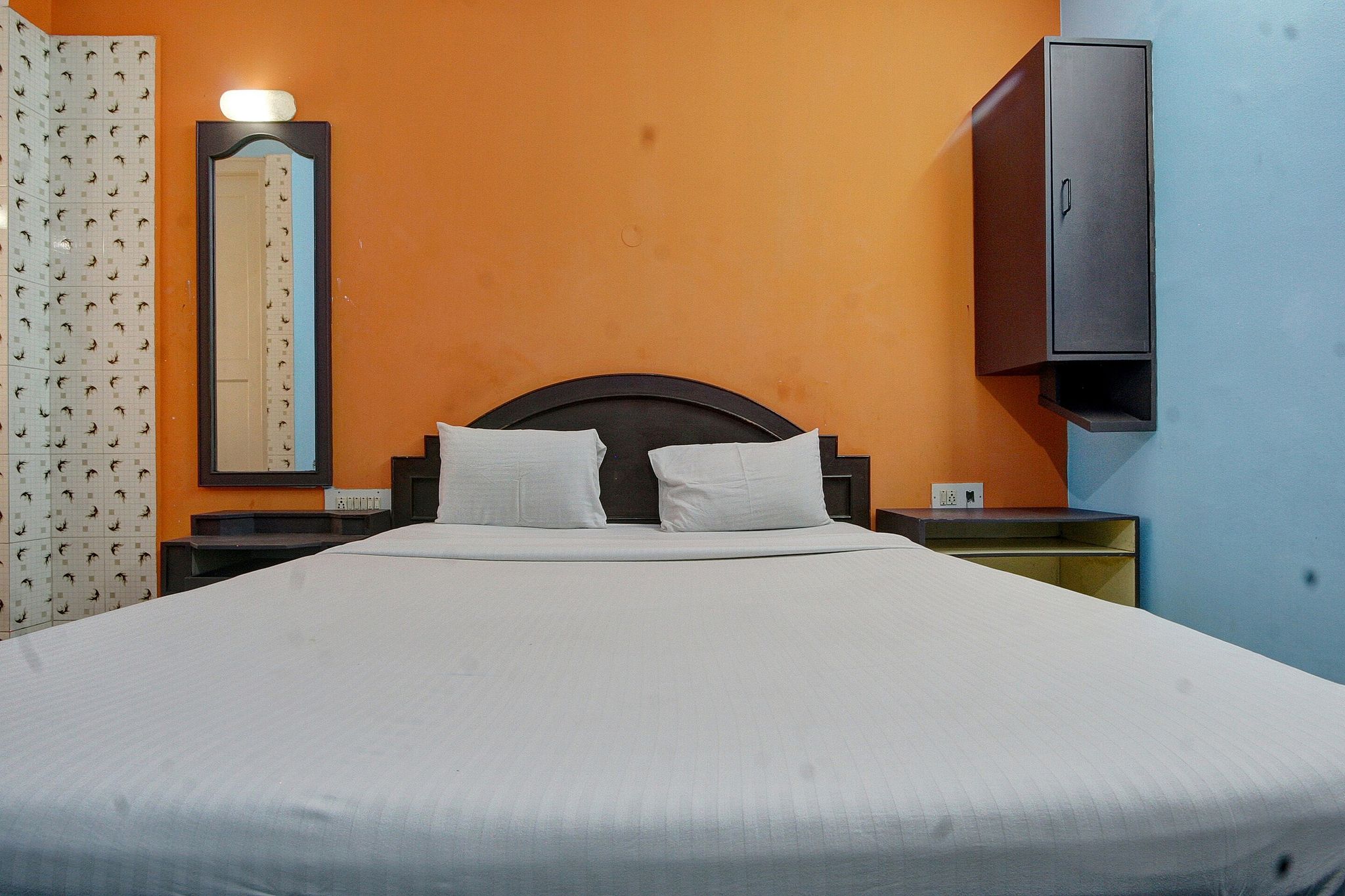 SPOT ON Radha Krishna Deluxe Lodge Near Cubbon Park Classic 2