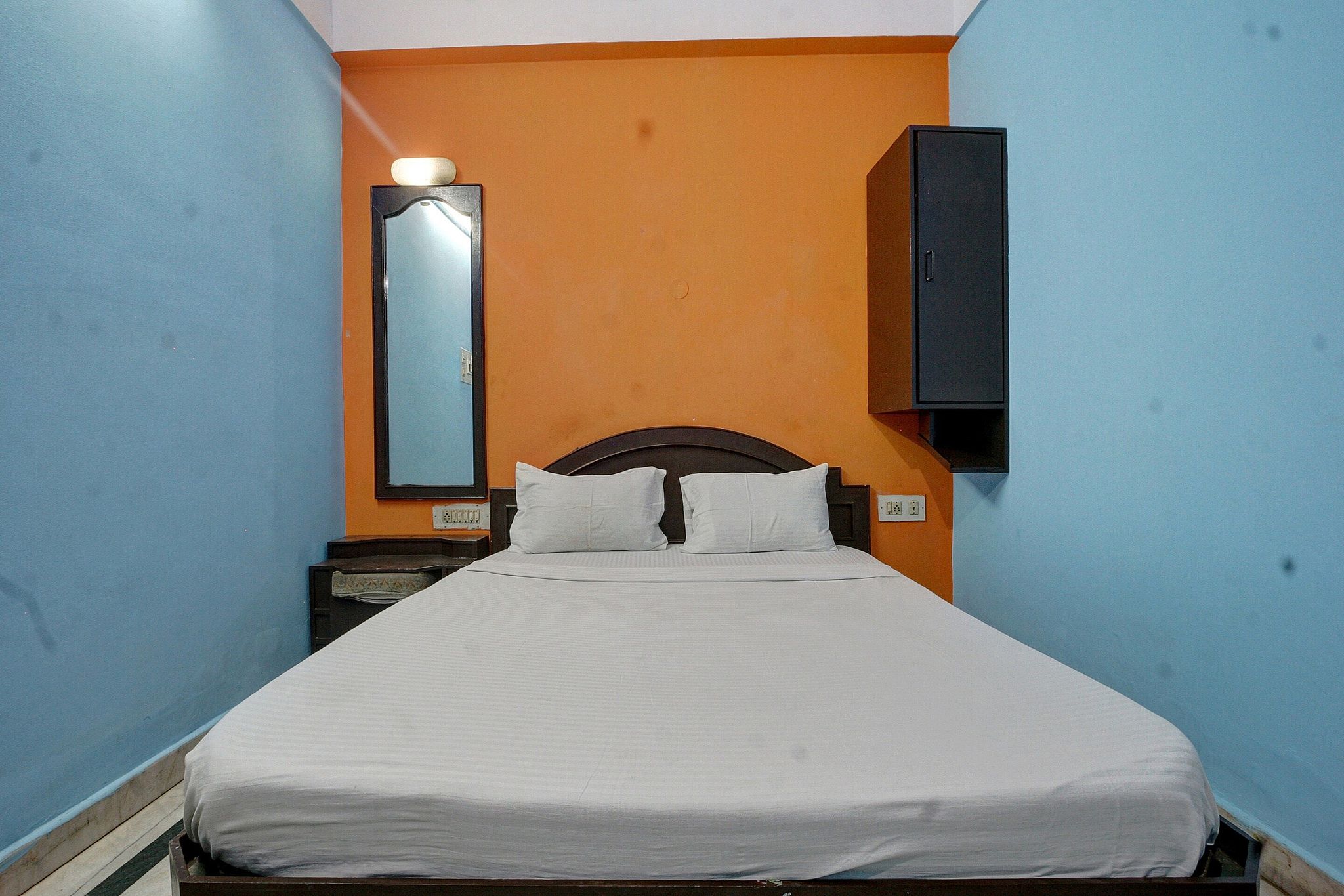 SPOT ON Radha Krishna Deluxe Lodge Near Cubbon Park Classic 4