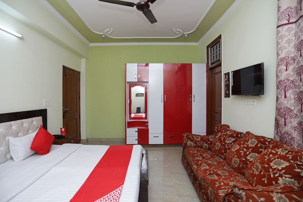 OYO 12502 City Hotel Deluxe Double or Twin Room, 1 King Bed 8