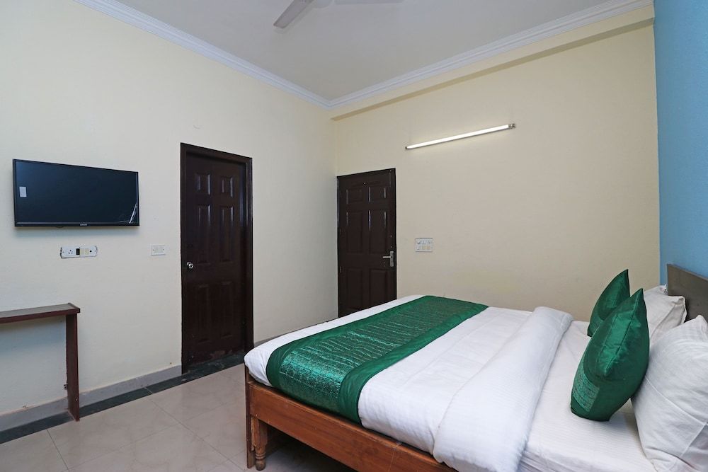 OYO 10747 Vashu Residency Double or Twin Room 3