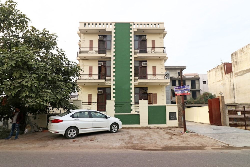 undefined OYO 10747 Vashu Residency 4