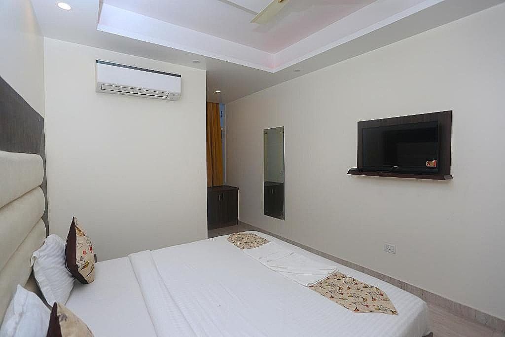 Hotel Raj Palace Mahipalpur Near IGI Airport Delhi Deluxe Room 4