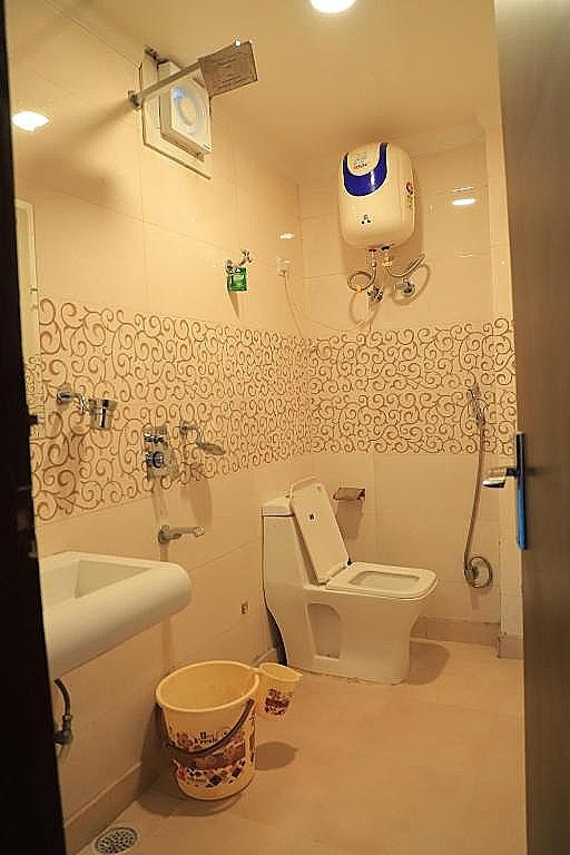 Hotel Raj Palace Mahipalpur Near IGI Airport Delhi Deluxe Room 8