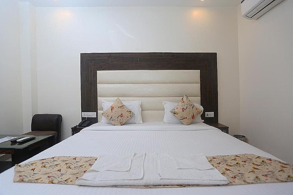 Hotel Raj Palace Mahipalpur Near IGI Airport Delhi Deluxe Room 5