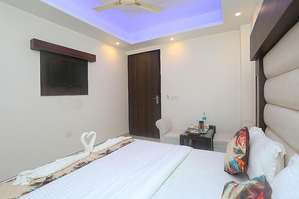 Hotel Raj Palace Mahipalpur Near IGI Airport Delhi Deluxe Room 6