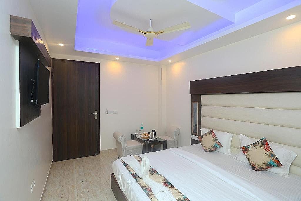 Hotel Raj Palace Mahipalpur Near IGI Airport Delhi Deluxe Room 7