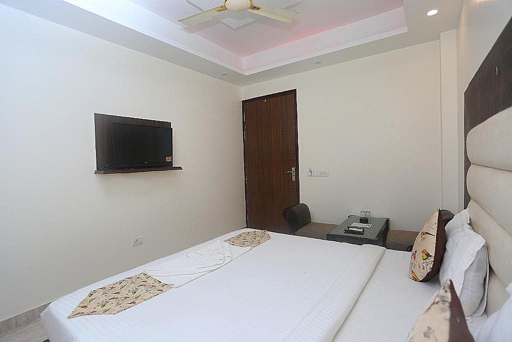 Hotel Raj Palace Mahipalpur Near IGI Airport Delhi Deluxe Double Room 2