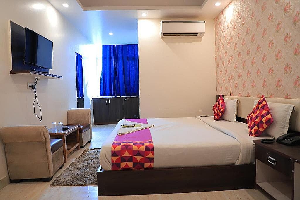 Hotel Raj Palace Mahipalpur Near IGI Airport Delhi Deluxe Double Room 4
