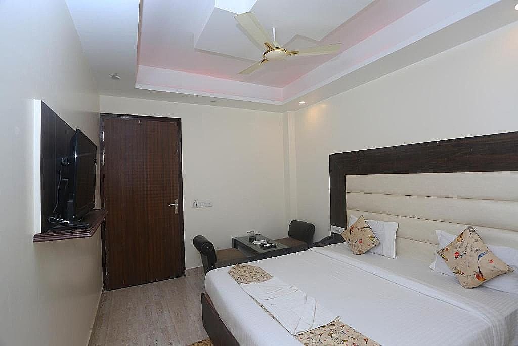 Hotel Raj Palace Mahipalpur Near IGI Airport Delhi Deluxe Double Room 5