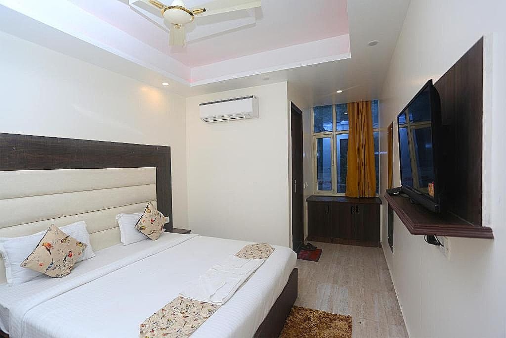 Hotel Raj Palace Mahipalpur Near IGI Airport Delhi Deluxe Double Room 6