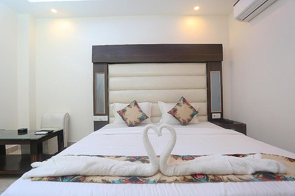 Hotel Raj Palace Mahipalpur Near IGI Airport Delhi Deluxe Double Room 9