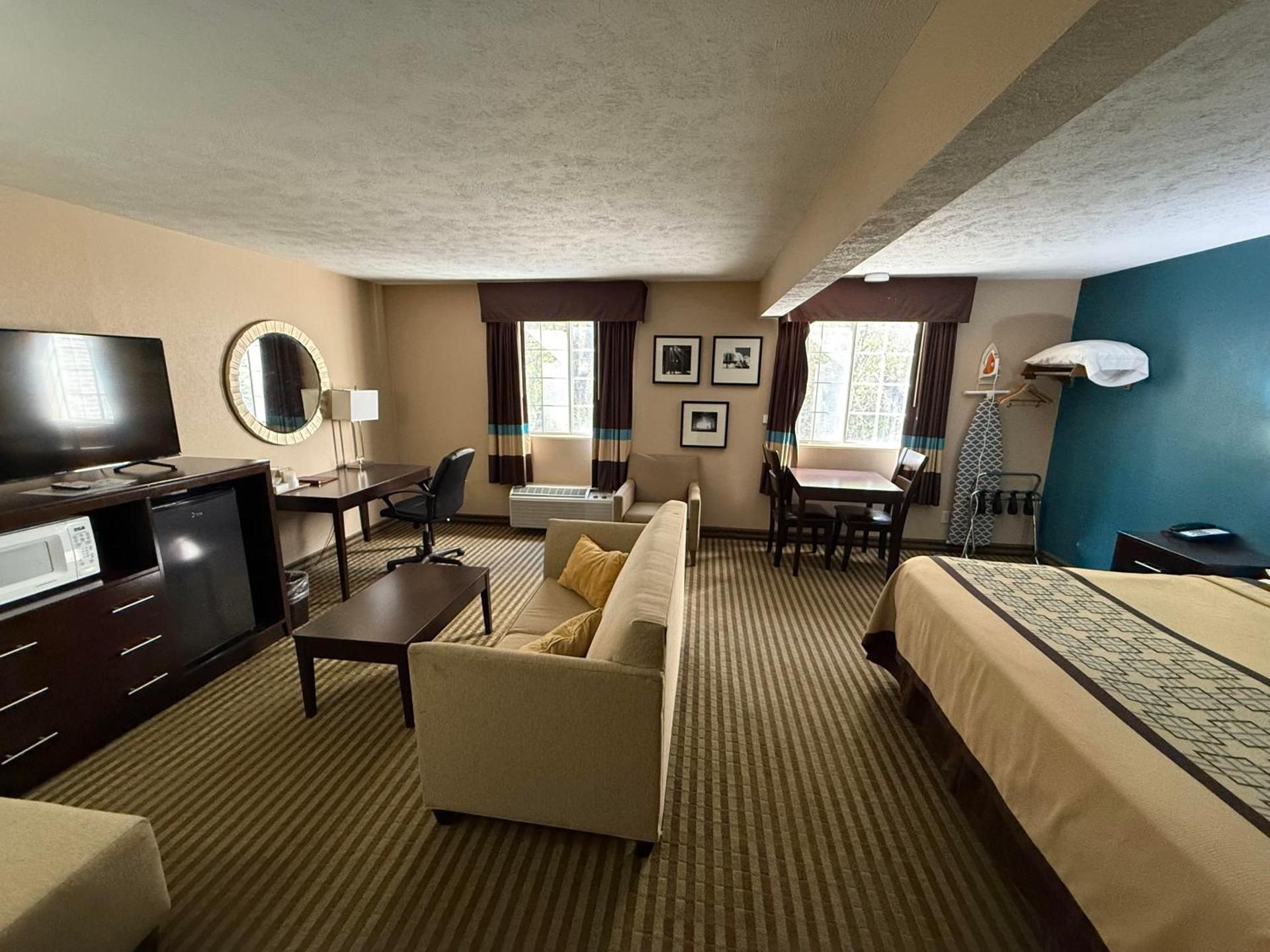 Victorian Inn Deluxe King Suite