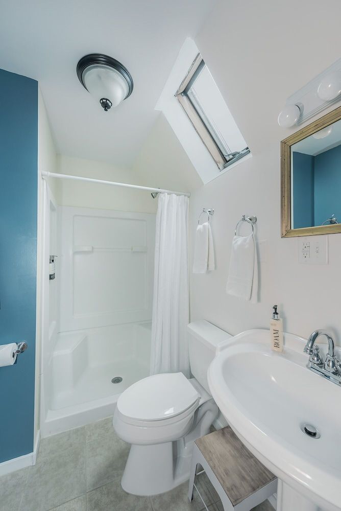 Breakwater (Private Bathroom)