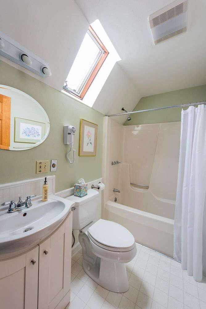 Marshall Point (Private Bathroom)