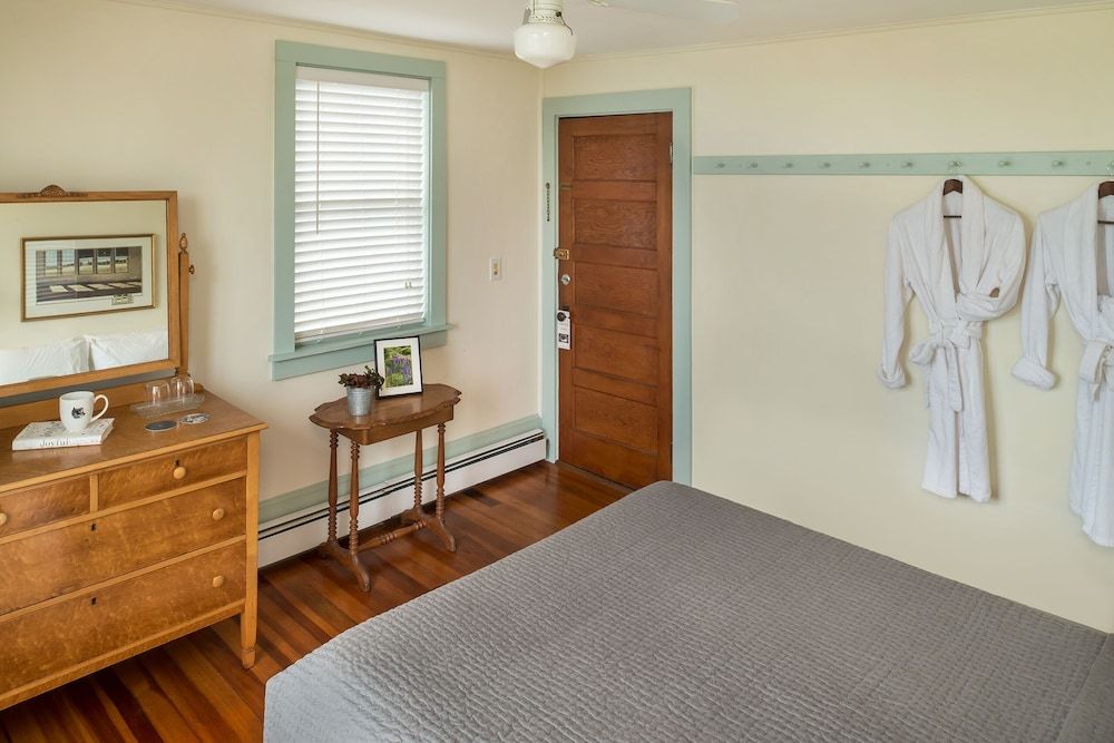 Causeway (Private Bathroom)