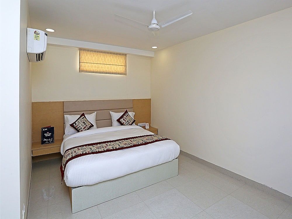 OYO 12674 Hotel Decent Palace Deluxe Double or Twin Room, 1 Queen Bed 2