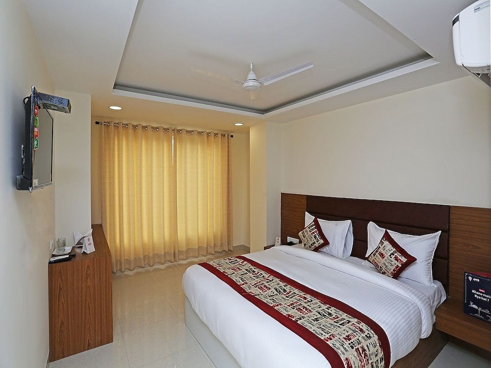 undefined OYO 12674 Hotel Decent Palace 7