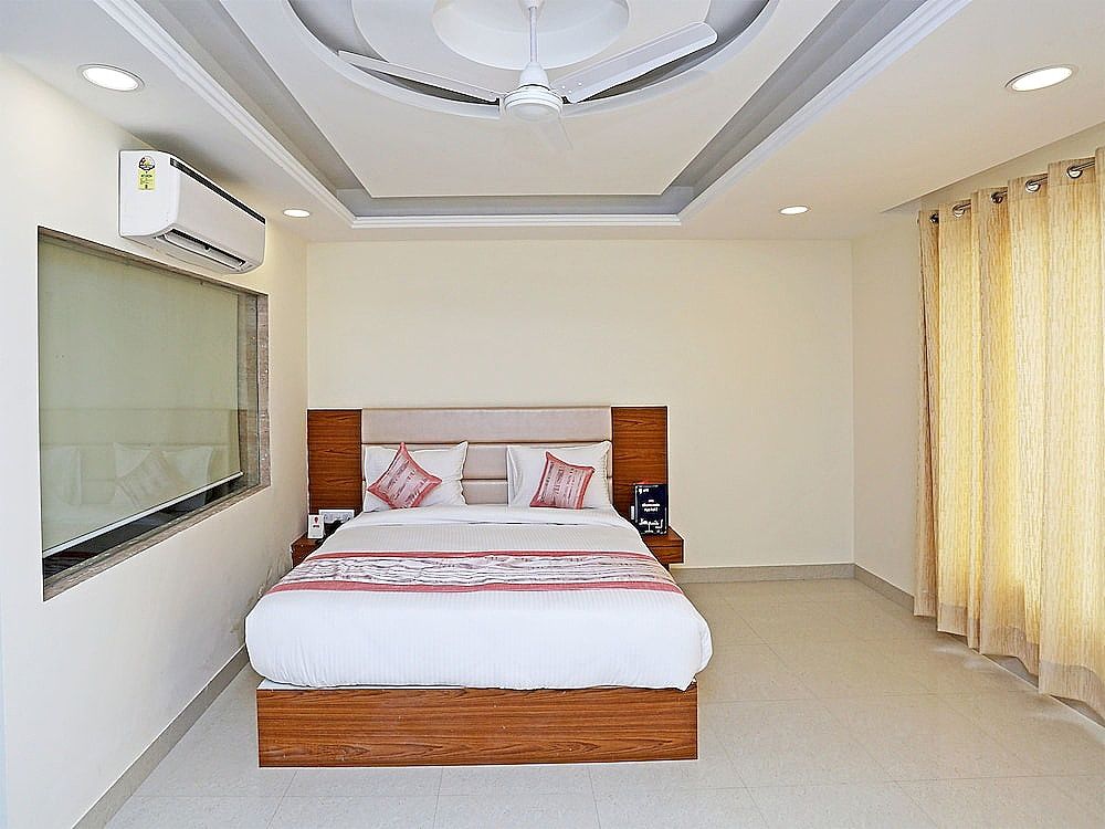 undefined OYO 12674 Hotel Decent Palace 6