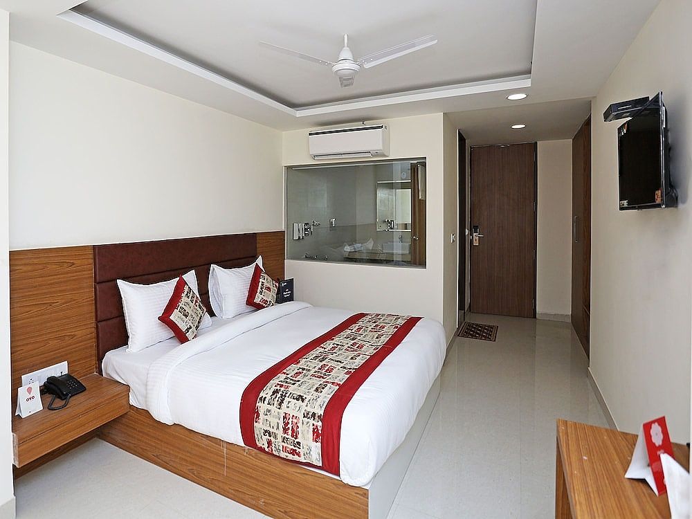 undefined OYO 12674 Hotel Decent Palace 9