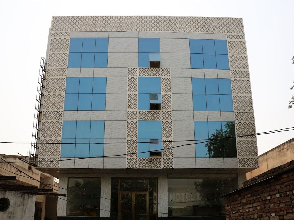 undefined OYO 12674 Hotel Decent Palace 2