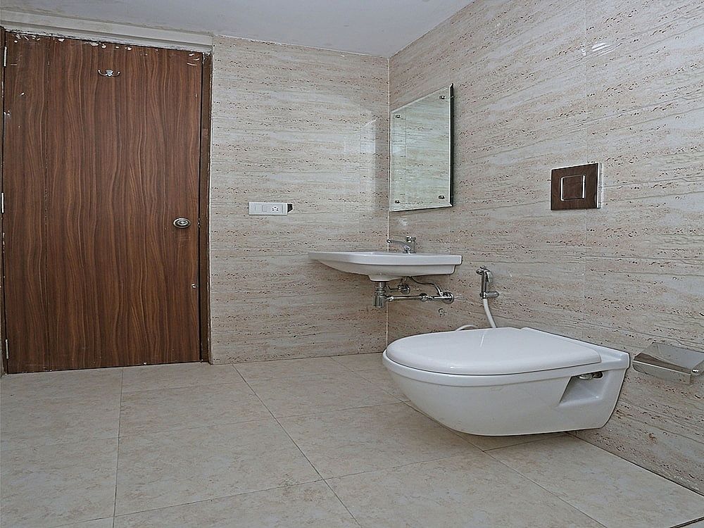 OYO 12674 Hotel Decent Palace Deluxe Double or Twin Room, 1 Queen Bed 3