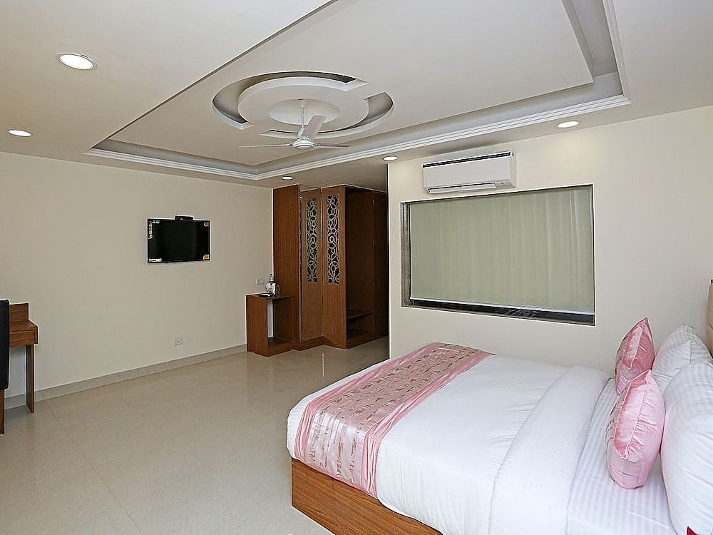undefined OYO 12674 Hotel Decent Palace 10