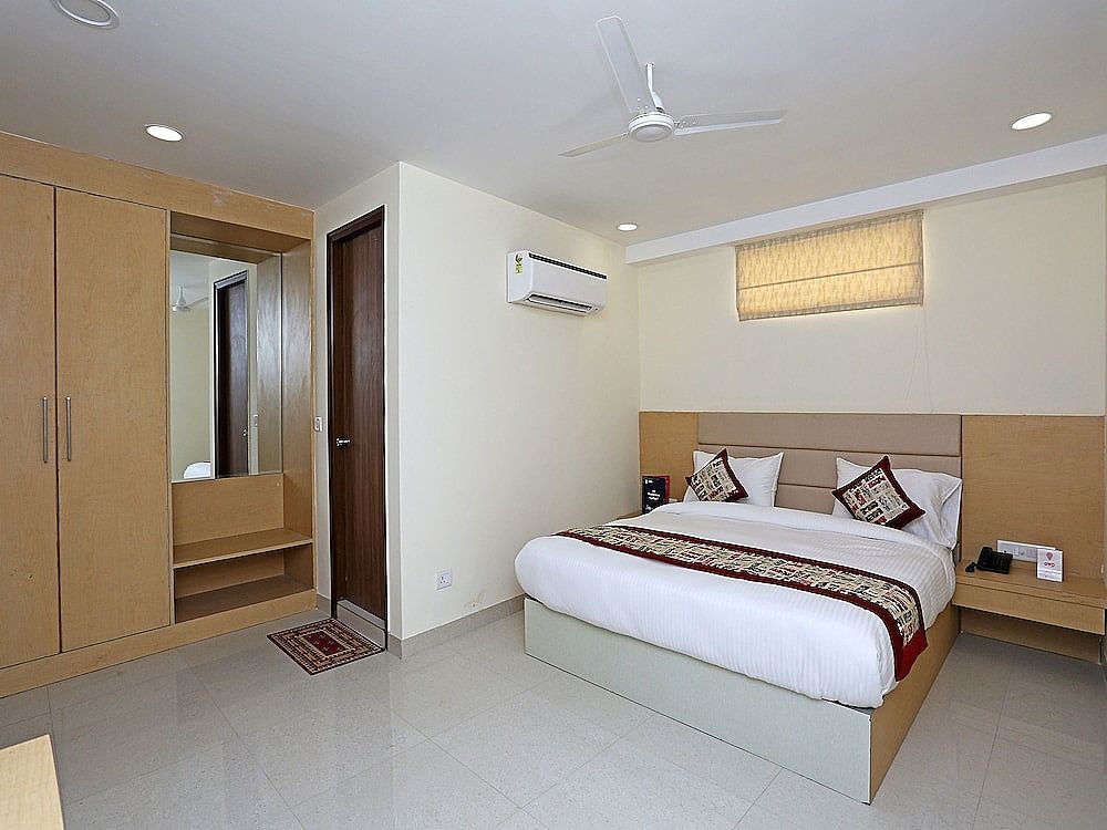 OYO 12674 Hotel Decent Palace Double or Twin Room 7