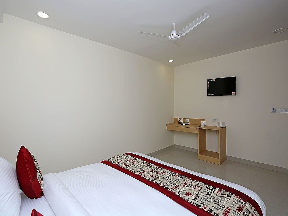 OYO 12674 Hotel Decent Palace Double or Twin Room 12