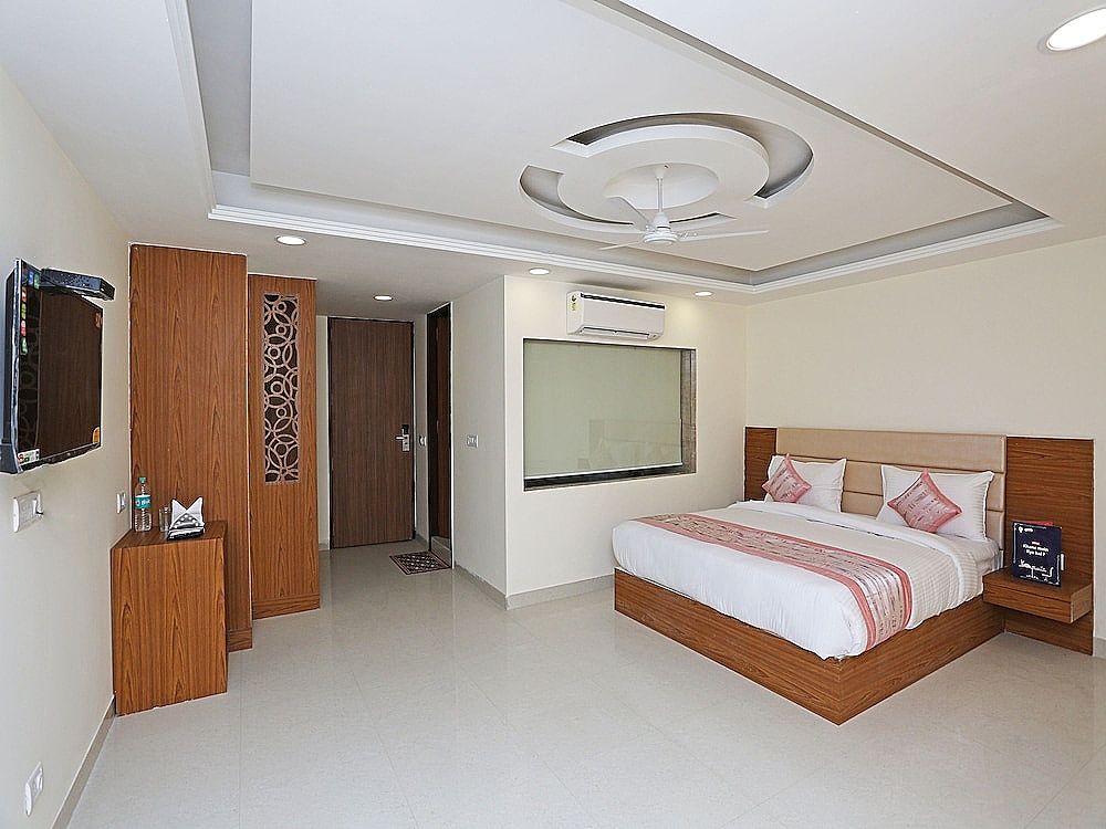 undefined OYO 12674 Hotel Decent Palace