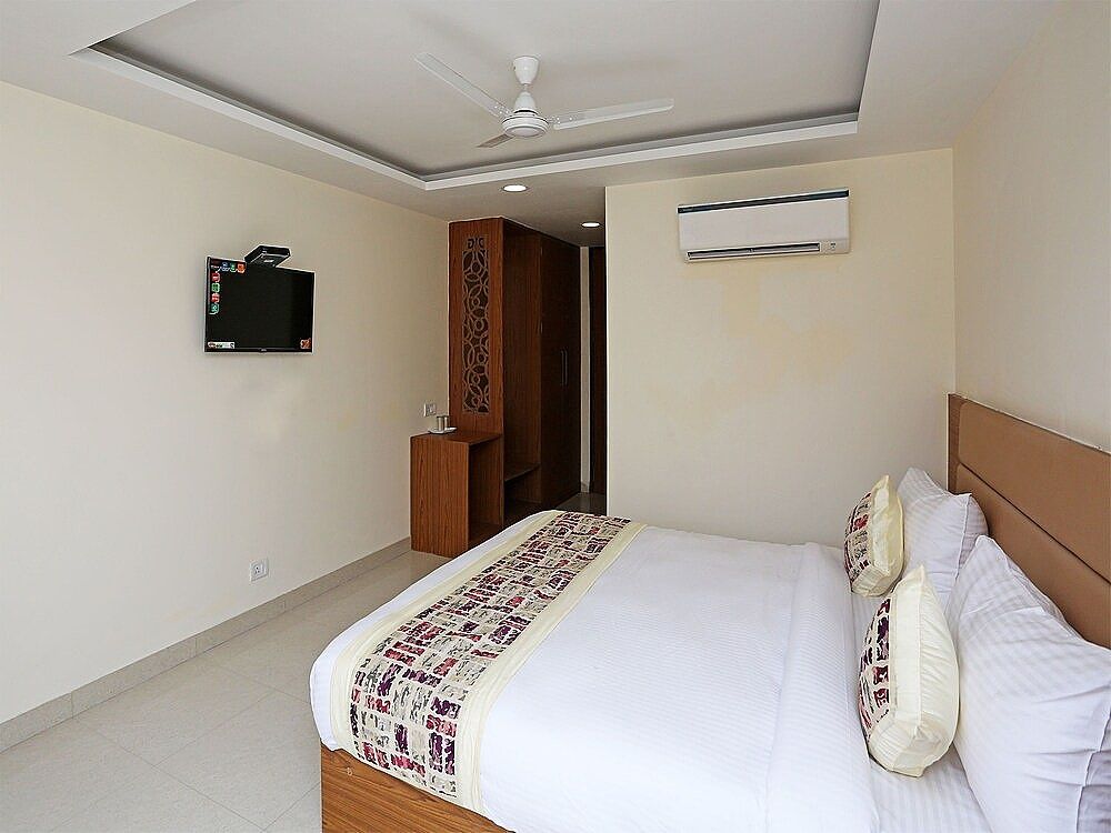 OYO 12674 Hotel Decent Palace Double or Twin Room 4