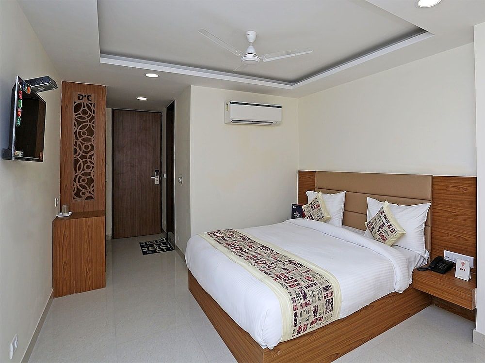 undefined OYO 12674 Hotel Decent Palace 8