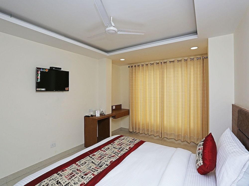 OYO 12674 Hotel Decent Palace Double or Twin Room 2