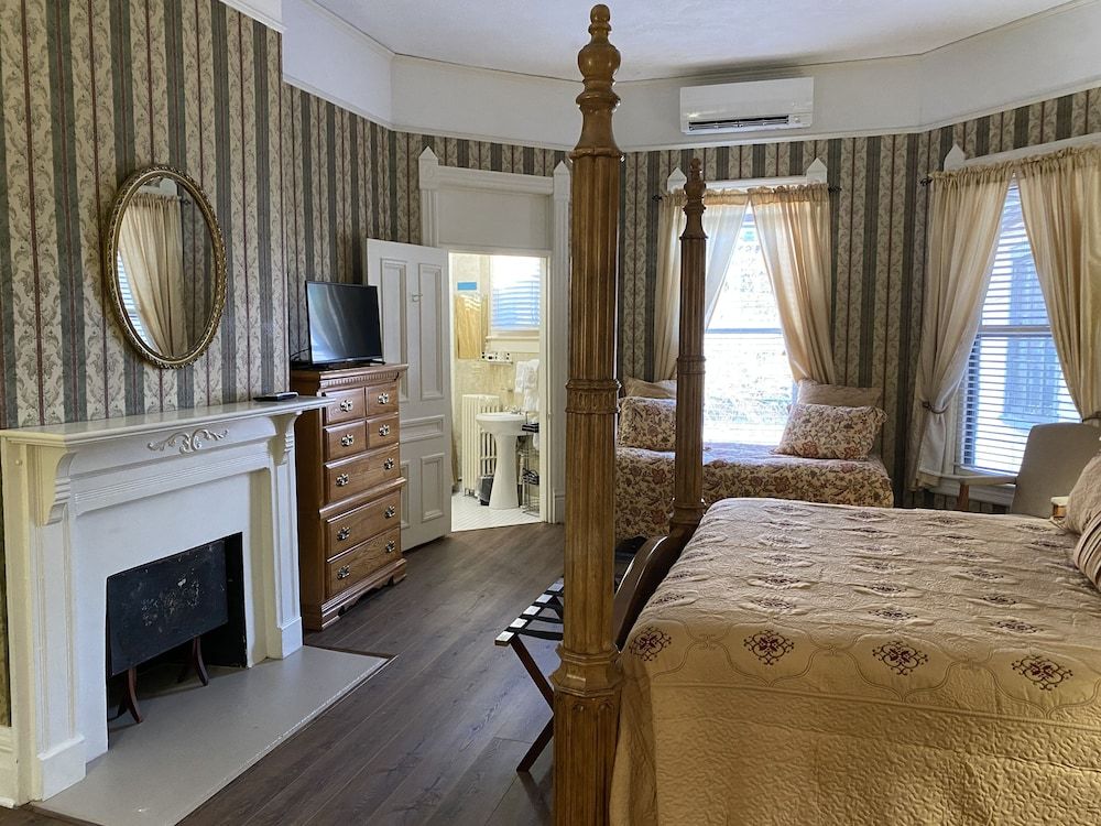 1898 Waverly Inn Family Room