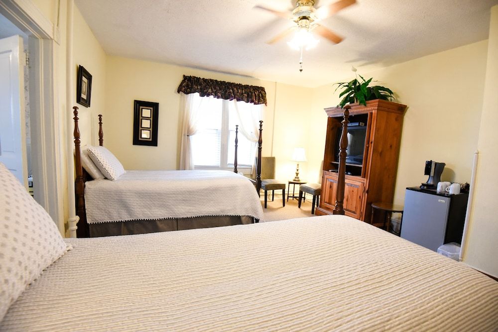 1898 Waverly Inn Suite, Multiple Beds 2
