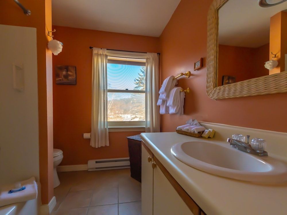 Shaker Mill Inn Standard Apartment, Private Bathroom (Greylock - No Pets) 4