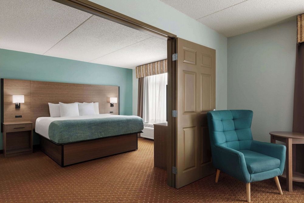 Suite, 1 King Bed, Non Smoking (One-Bedroom)