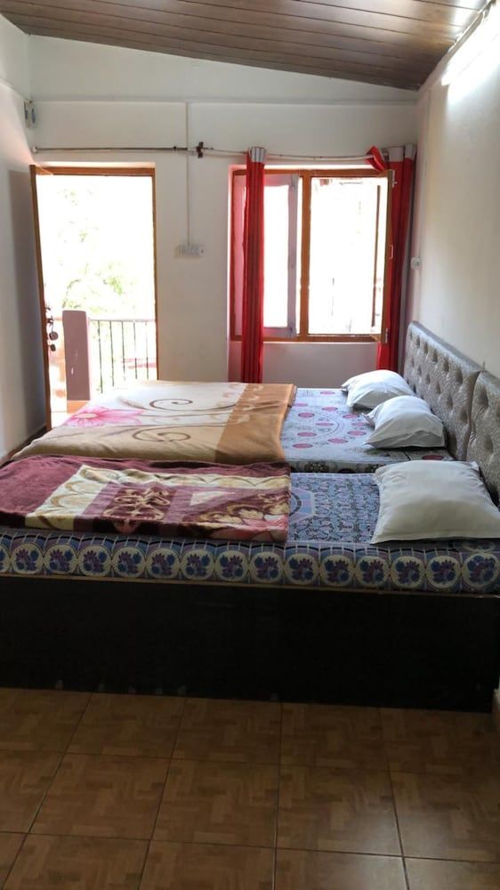 Goroomgo Colonel Cottage Lake View Deluxe Triple Room 2