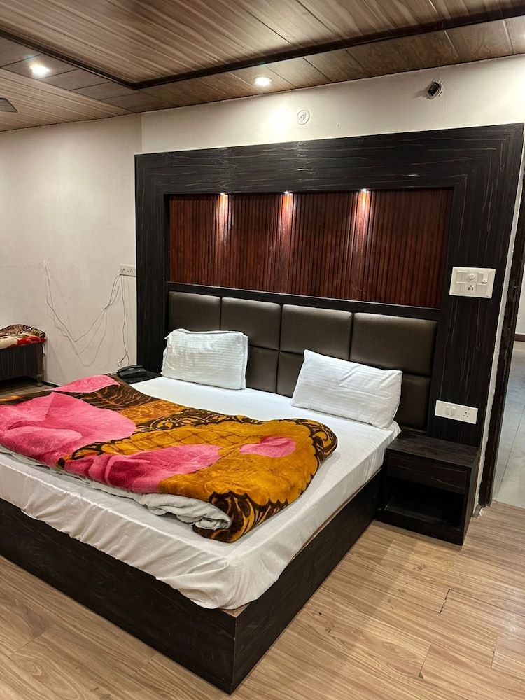 Goroomgo Dolls Inn Nainital Deluxe Double Room 2