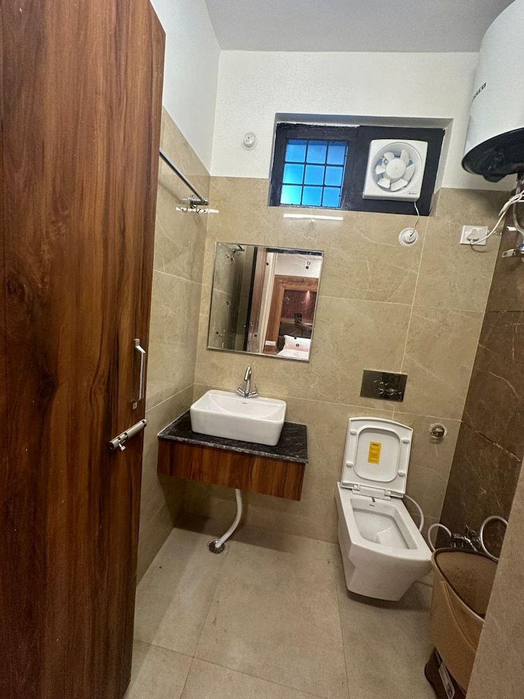 Goroomgo Dolls Inn Nainital Deluxe Double Room 3