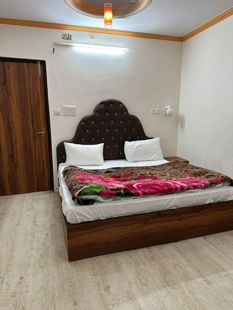 Goroomgo Dolls Inn Nainital Deluxe Double Room