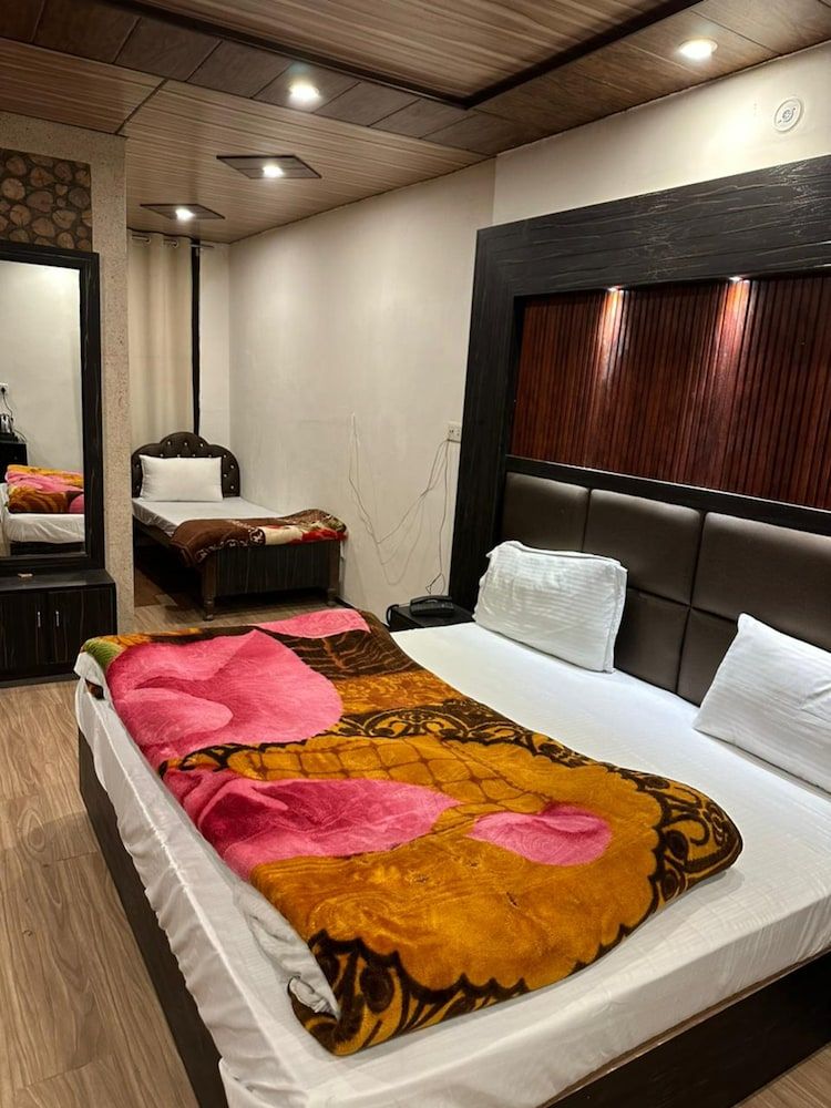 Goroomgo Dolls Inn Nainital Deluxe Triple Room 2