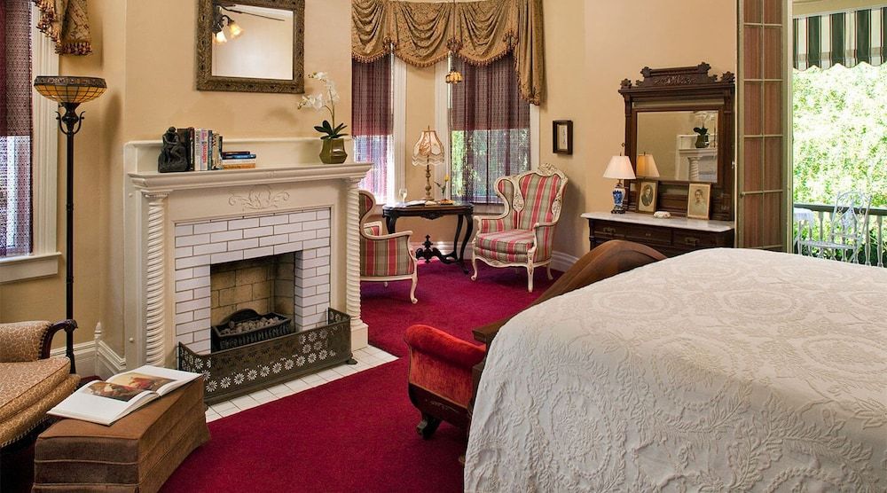 Devereaux Shields House Gallery Suite- 1893 Main House 6