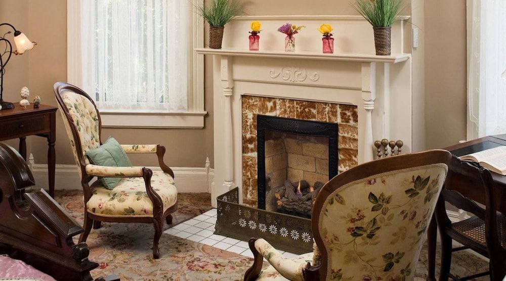 Devereaux Shields House Gallery Suite- 1893 Main House 7