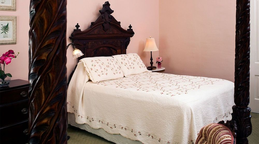 Devereaux Shields House Alice Room - 1873 Cottage 2